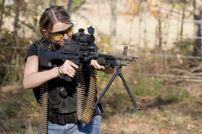 Обои картинки фото -Unsort Девушки с оружием, девушки, unsort, оружием, девушка, пулемет, лента