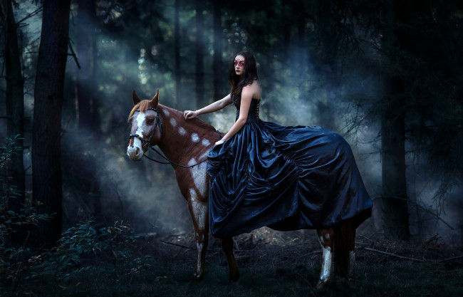 Обои картинки фото девушки, -unsort , креатив, девушка, платье, маска, конь, лошадь, лес