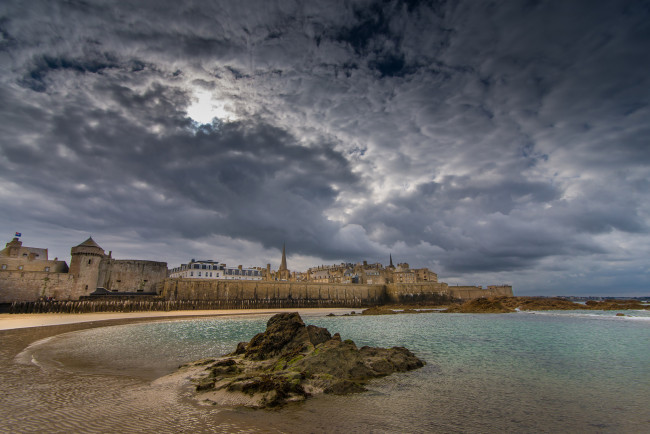 Обои картинки фото bretagne-st malo-under, города, - пейзажи, франция, море, побережье, отель, крепость