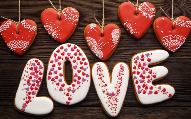 Обои картинки фото праздничные, угощения, red, wood, cookies, love, valentine's, day, романтика, сердечки, hearts, любовь, gift, romantic