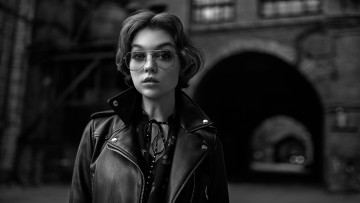 Картинка девушки olya+pushkina фотограф георгий чернядьев монохромный портрет кожаные куртки очки женщины в очках смотрит на зрителя модель оля пушкина
