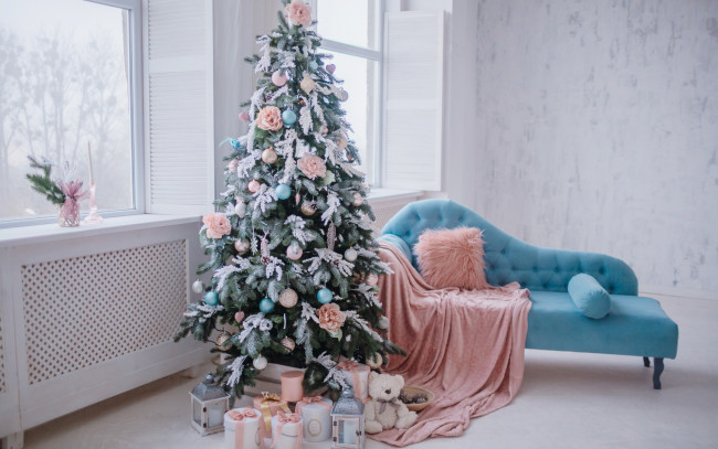 Обои картинки фото праздничные, Ёлки, комната, елка, диван, украшение