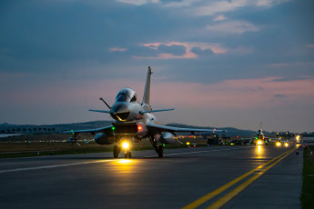 Картинка авиация боевые+самолёты ввс ноак j10 самолет фотография военные военный облака вид спереди огни небо дорога пилот взлетно посадочная полоса
