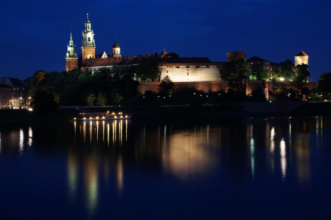 Обои картинки фото wawel castle  польша краков, города, - дворцы,  замки,  крепости, wawel, castle, польша, краков, замок, река, огни, ночь