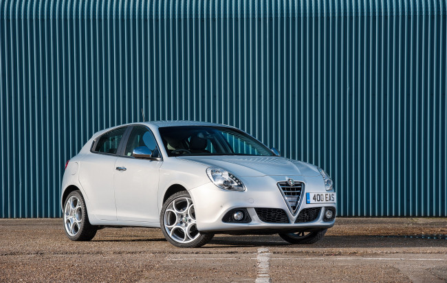 Обои картинки фото автомобили, alfa romeo, светлый, 2014г, 940, uk-spec, giulietta, alfa, romeo