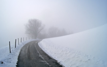 Картинка природа дороги туман дорога забор снег