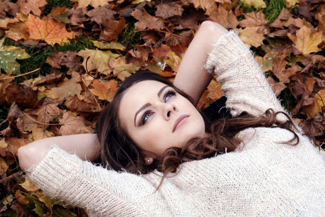 Обои картинки фото девушки, -unsort , брюнетки, темноволосые, поза, листья, осень