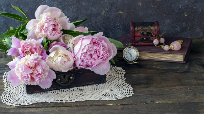 Обои картинки фото цветы, пионы, шкатулка, будильник