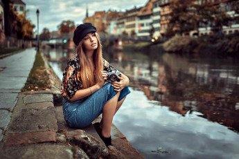 Картинка девушки -+рыжеволосые+и+разноцветные река набережная фотокамера meline borrajo