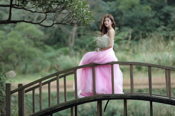 Картинка девушки -+азиатки мостик розовое платье