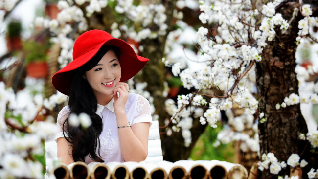 Обои картинки фото девушки, - азиатки, шляпа, азиатка, весна, цветение