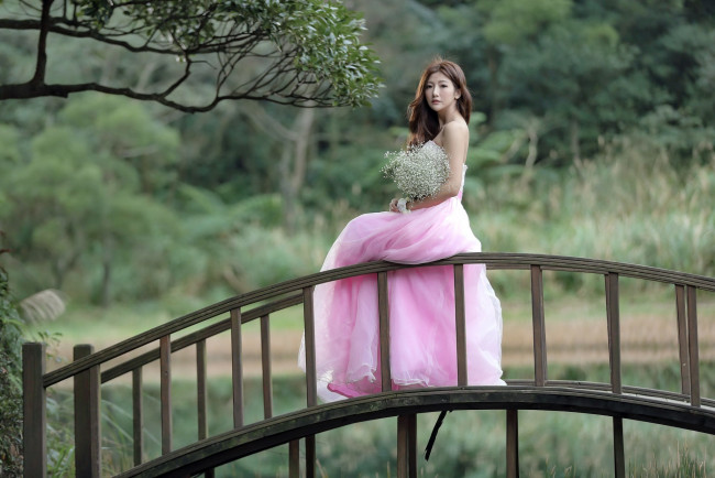 Обои картинки фото девушки, - азиатки, мостик, розовое, платье
