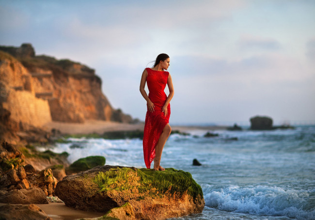 Обои картинки фото девушки, - брюнетки,  шатенки, море, скалы, красное, платье