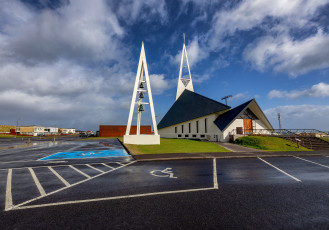 Картинка города -+католические+соборы +костелы +аббатства исландия церковь облака здание парковка
