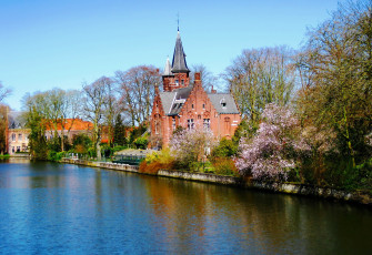 Картинка города пейзажи весна деревья река здания