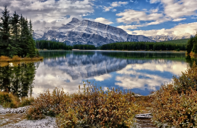 Обои картинки фото mount, rundle, banff, national, park, canada, природа, реки, озера, банф, пейзаж, горы, озеро, канада, облака, отражение