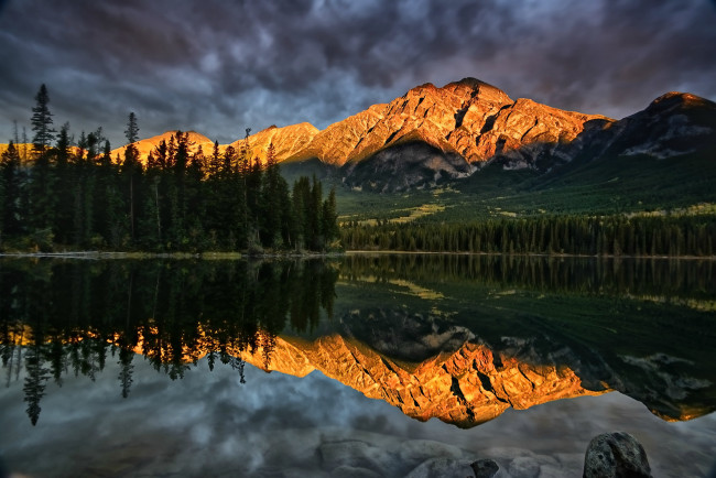 Обои картинки фото pyramid, lake, jasper, national, park, alberta, canada, природа, реки, озера, канада, озеро, горы, отражение, пейзаж, альберта