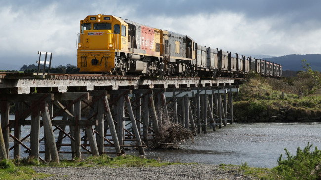 Обои картинки фото kiwirail loco dfm 7226 & coal train, техника, поезда, грузовой, состав, вагоны, рельсы, локомотив, железная, дорога