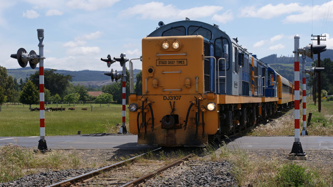 Обои картинки фото taieri gorge railway dj 3107 ex nzr locomotive, техника, поезда, пассажирский, состав, вагоны, локомотив, рельсы, железная, дорога