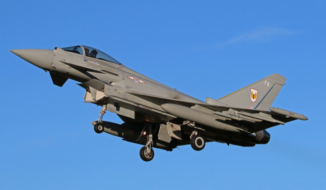 Обои картинки фото eurofighter typhoon, авиация, боевые самолёты, шасси, истребитель, посадка