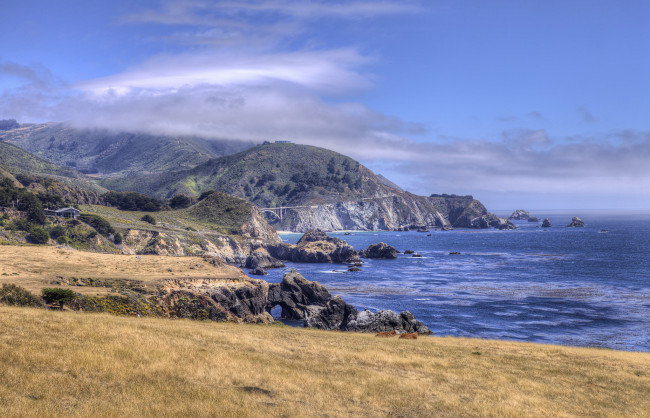 Обои картинки фото природа, побережье, океан, трава, горы, скалы, облака, берег