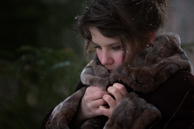 Обои картинки фото девушки, -unsort , брюнетки,  шатенки, девушка, зима, снежинки, волосы, шуба, лицо