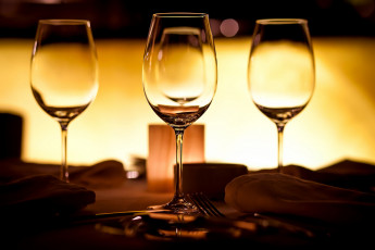Картинка бокалы разное посуда +столовые+приборы +кухонная+утварь вечер сервировка стола стол ужин шампанское стекло