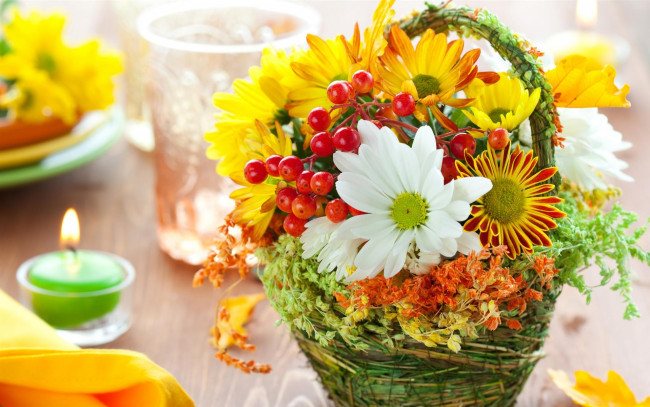 Обои картинки фото цветы, букеты,  композиции, букет, свечи, хризантемы, корзина, стол, ягоды