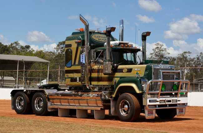 Обои картинки фото mack superliner, автомобили, mack, тягач, седельный, грузовик, тяжелый