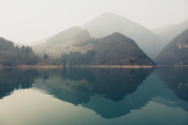 Обои картинки фото природа, реки, озера, дымка, холмы, горы, вода, отражение