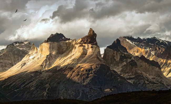 Обои картинки фото торрес-дель-пайне,  Чили, природа, горы, небо, тучи, скалы, птицы