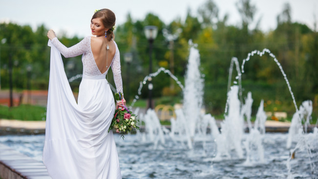 Обои картинки фото девушки, -unsort , невесты, белое, платье, фонтан, невеста