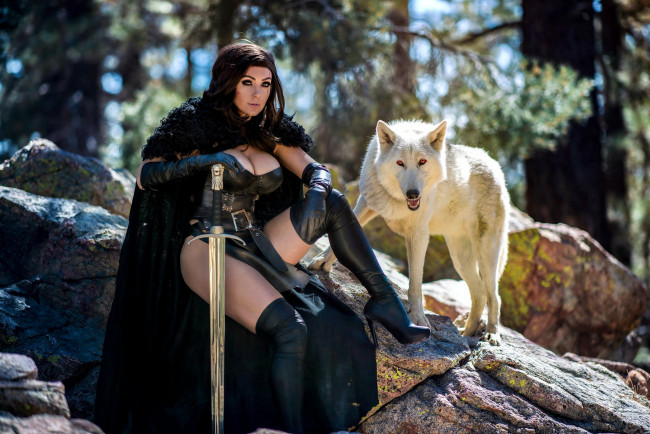Обои картинки фото девушки, jessica nigri, волк, меч, парик, сапоги