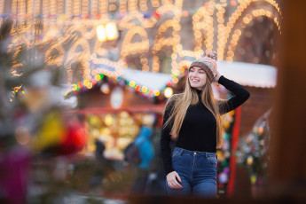 Картинка девушки -+брюнетки +шатенки макс мазуркевич городские женщины модель рождество новогодние огни елочные украшения вязаная шапка радость