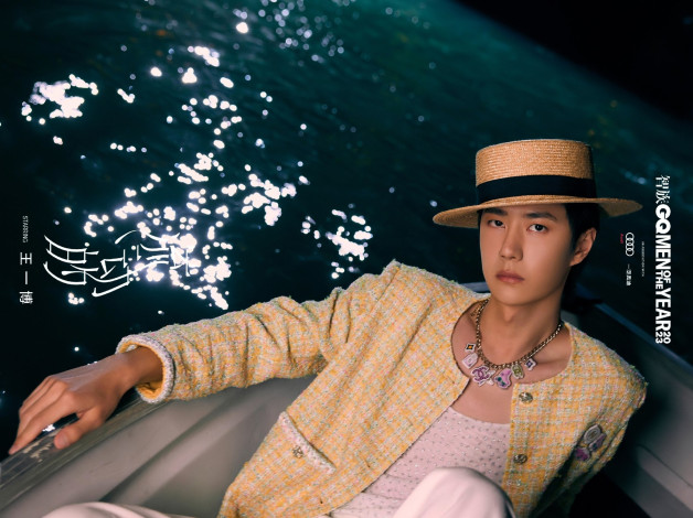 Обои картинки фото мужчины, wang yi bo, актер, пиджак, шляпа, ожерелье, лодка, вода
