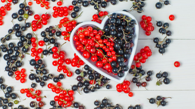 Обои картинки фото еда, фрукты,  ягоды, ягоды, сердце, черная, россыпь, красная, смородина