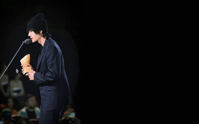 Обои картинки фото мужчины, wang yi bo, актер, шапка, пиджак, приз, микрофон