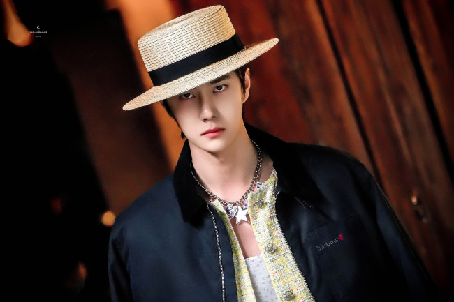 Обои картинки фото мужчины, wang yi bo, актер, шляпа, пиджак, украшения, куртка