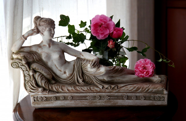 Обои картинки фото разное, сувениры, статуэтка, богиня, ложе, розы