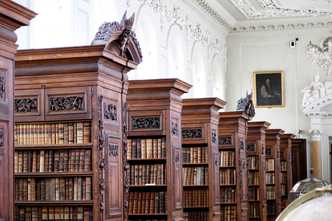Обои картинки фото библиотека, оксфордского, университета, интерьер, кабинет, офис, стелажи, книги, лепнина, старинный