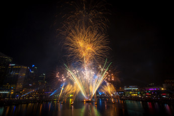 Картинка день+фейерверка города сидней+ австралия река огни дома сидней фейерверк ночь