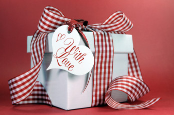 Картинка праздничные подарки+и+коробочки записка лента коробка