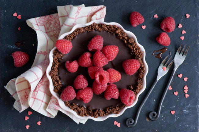 Обои картинки фото еда, пироги, ягода, шоколад, малина