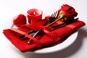 Картинка разное посуда +столовые+приборы +кухонная+утварь салфетка роза свеча сердечко лента красный