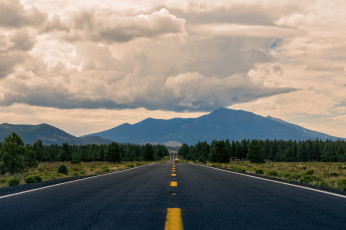 Картинка природа дороги дорога автомобиль горы облака