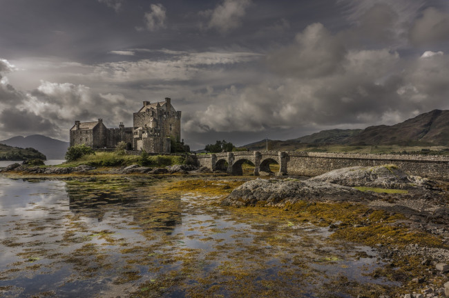 Обои картинки фото eilean donan castle, города, замок эйлен-донан , шотландия, мост, озеро, горы, замок