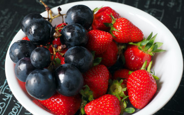 Картинка еда фрукты +ягоды виноград клубника ягоды