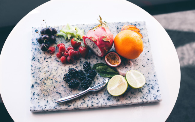 Обои картинки фото еда, фрукты,  ягоды, черешня, карамбола, ежевика, малина, лимон, лайм