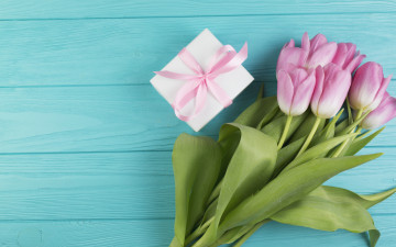 обоя праздничные, подарки и коробочки, подарок, цветы, букет, тюльпаны, розовые