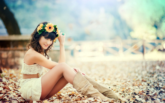 Обои картинки фото девушки, almudena navarro, венок, almudena, navarro, топ, юбка, сапоги, листья